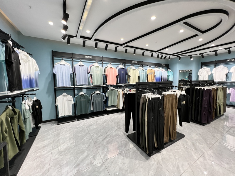 2-奔踏尚品服饰公司宣传图(品牌展厅).jpg